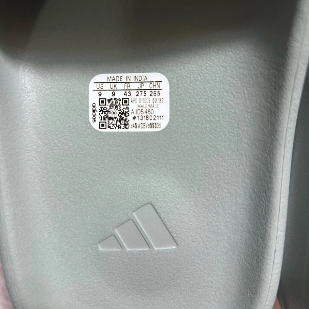NIB Yeezy Slides Salt Size 9 **See Below** - Picture 5 of 8